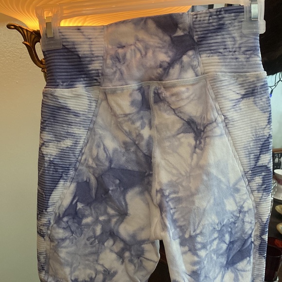 🦋AERIE OFFLINE LEGGINGS One of a kind blue and white tie-dye size extra small - Picture 3 of 10